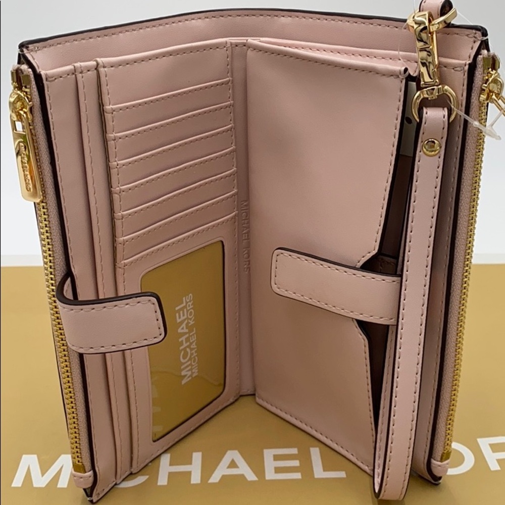 MICHAEL KORS DOUBLE ZIP WRISTLET POWDER BLUSH
